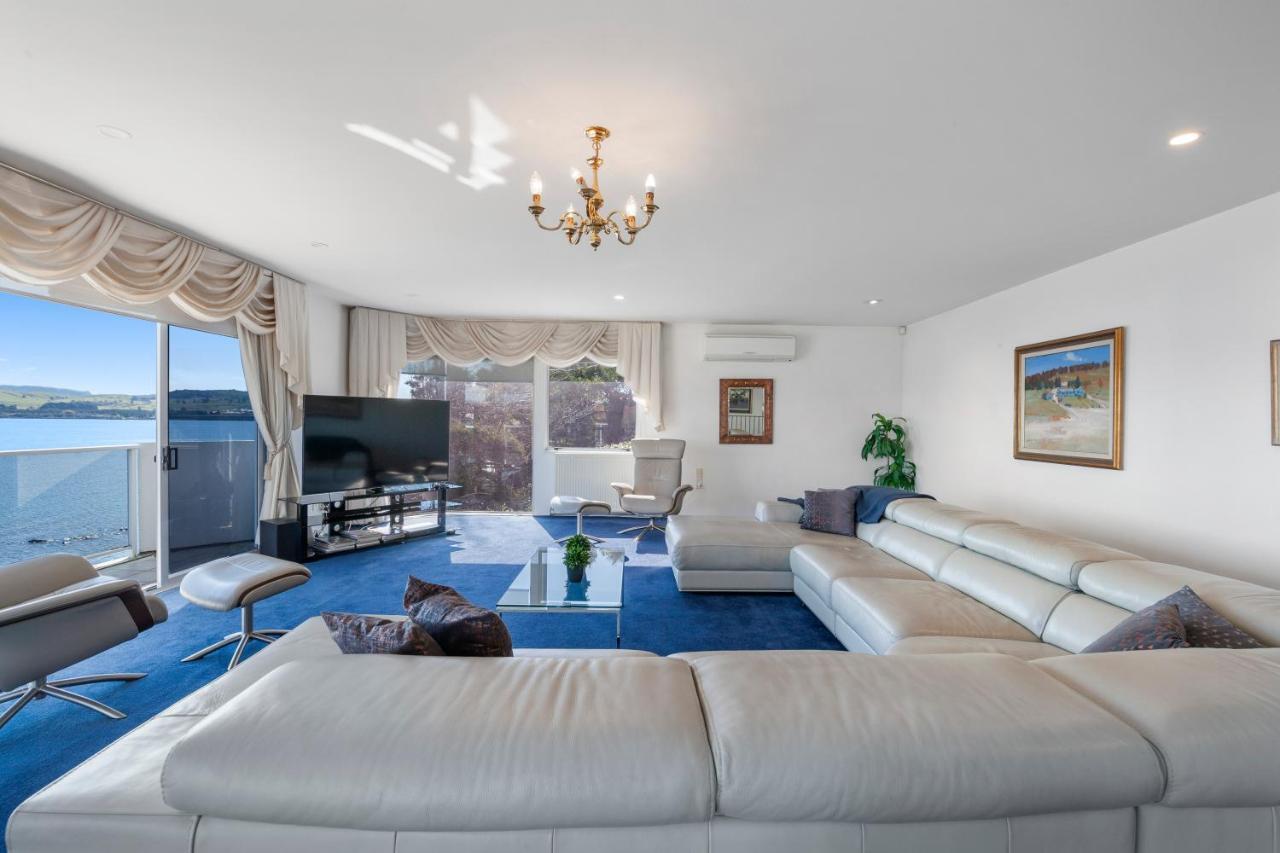Spectacular Lakefront Home Taupo Kültér fotó