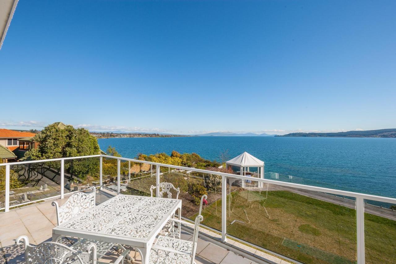 Spectacular Lakefront Home Taupo Kültér fotó